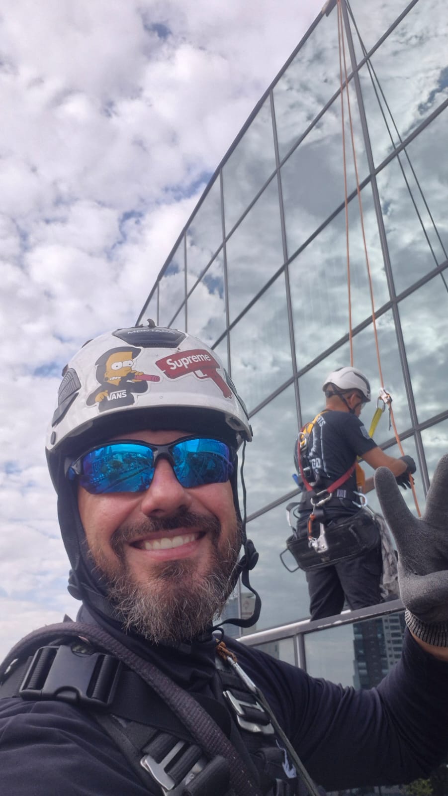 Equipe G3 em trabalho de acesso por cordas